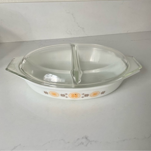 Vintage 1960s Town And Country Pattern Pyrex 1.5 Quart Covered Oval Dish - Picture 1 of 7